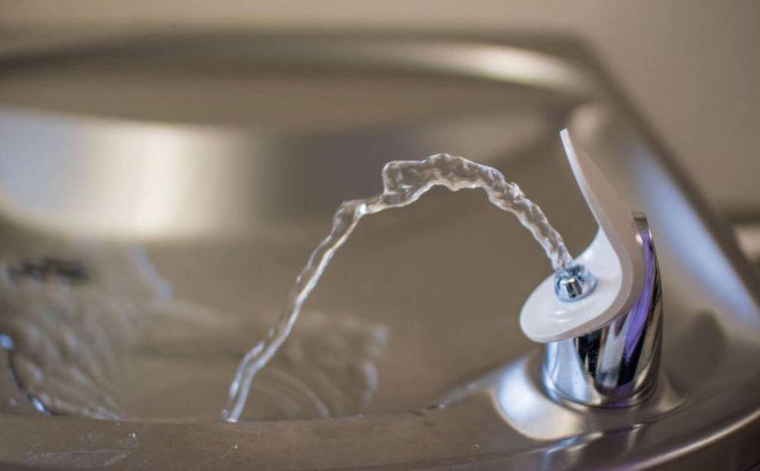 El agua para beber en Es Castell vuelve a presentar problemas.