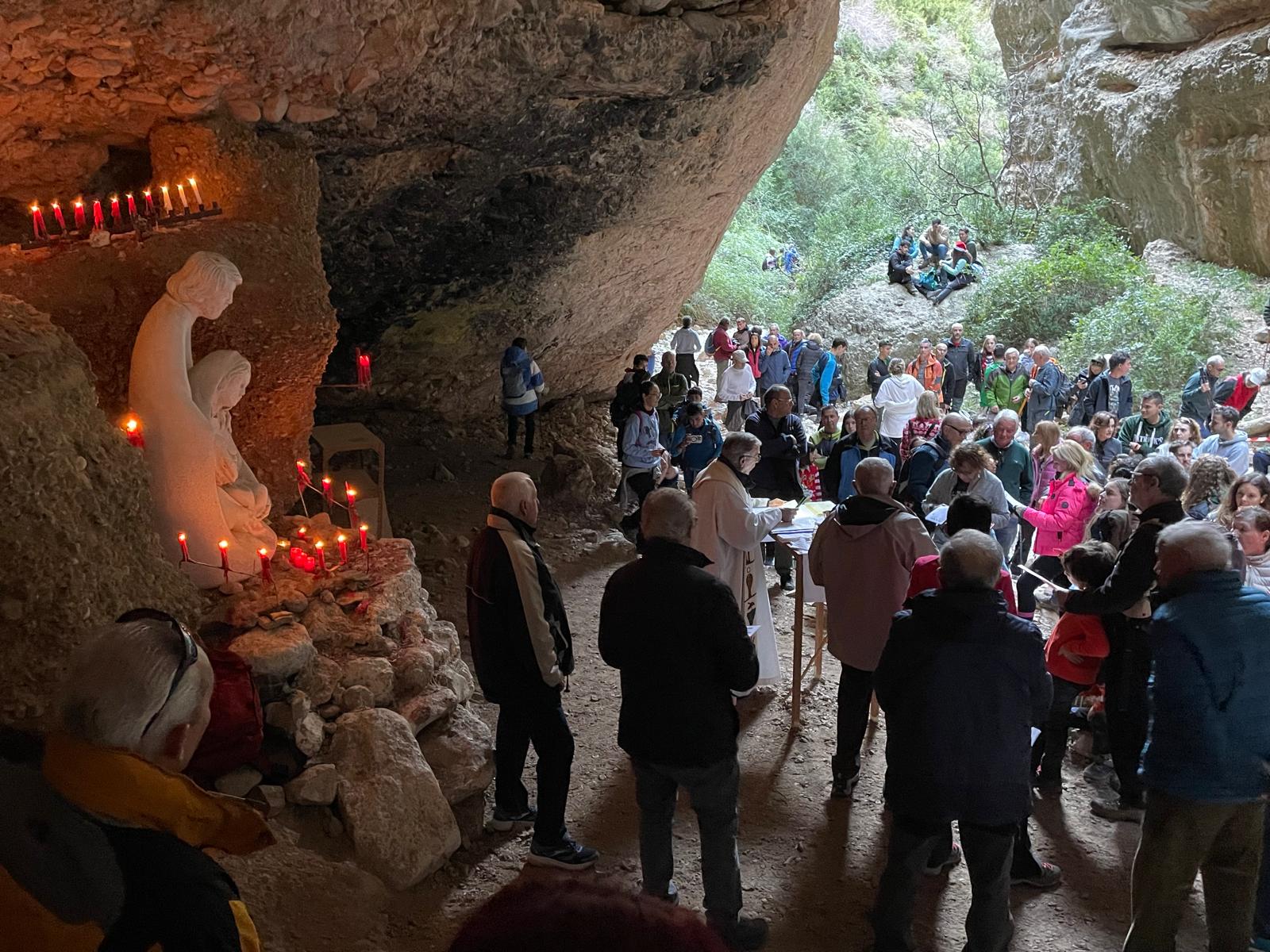 Momento de la misa celebrada en el interior de las Gorgas de San Julián