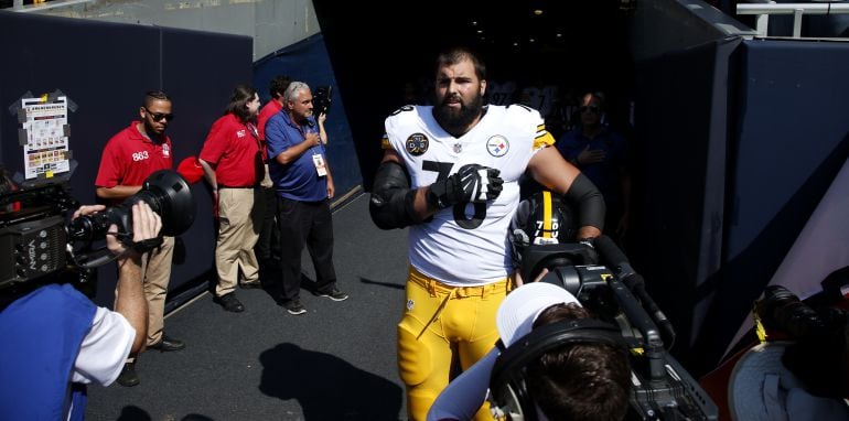 Alejandro Villanueva escucha el himno de EEUU en un gesto que le ha hecho famoso en todo el mundo.