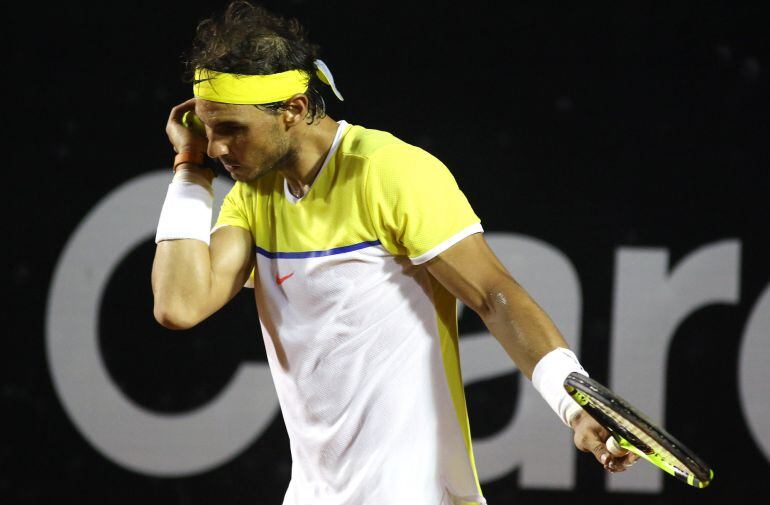 BRA339. RÍO DE JANEIRO (BRASIL), 20/02/2016 - El tenista español Rafael Nadal seca su rostro ante el uruguayo Pablo Cuevas hoy, sábado 20 de febrero de 2016, durante un partido de las semifinales del Torneo Río Open 2016 de tenis en Río de Janeiro (Brasil