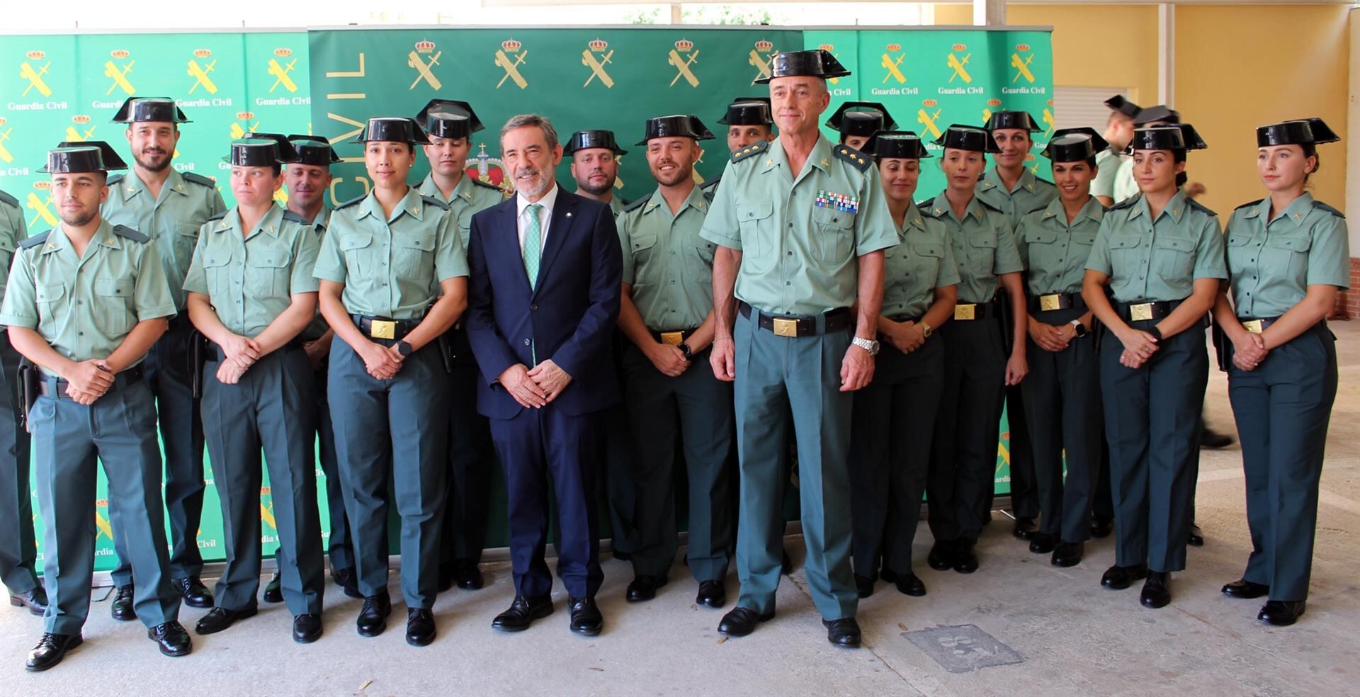 Francisco Jiménez junto a los nuevos agentes de la Guardia Civil que se incorporan a la Región