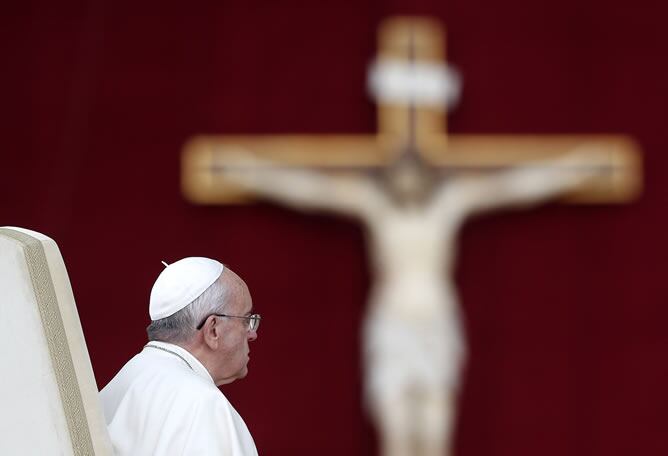 El papa ha asegurado que &quot;sufre&quot; cuando ve a las mujeres &quot;reducidas a la servidumbre&quot; en la Iglesia, al tiempo que ha defendido su vocación recordando que &quot;dios confía de modo especial el ser humano a la mujer&quot;.