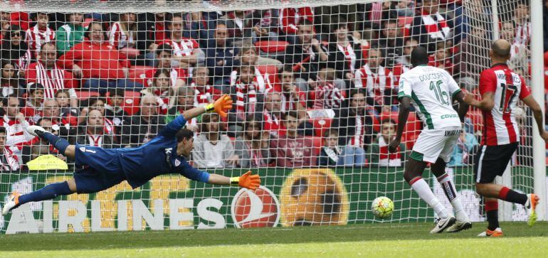 El portero del Athletic Club Gorka Iraoz (i) no puede detener el lanzamiento del delantero del Granada Adalberto Peñaranda que se ha convertido en el empate 1-1, en el partido de Liga disputado hoy en San Mamés, choque correspondiente a la jornada 31