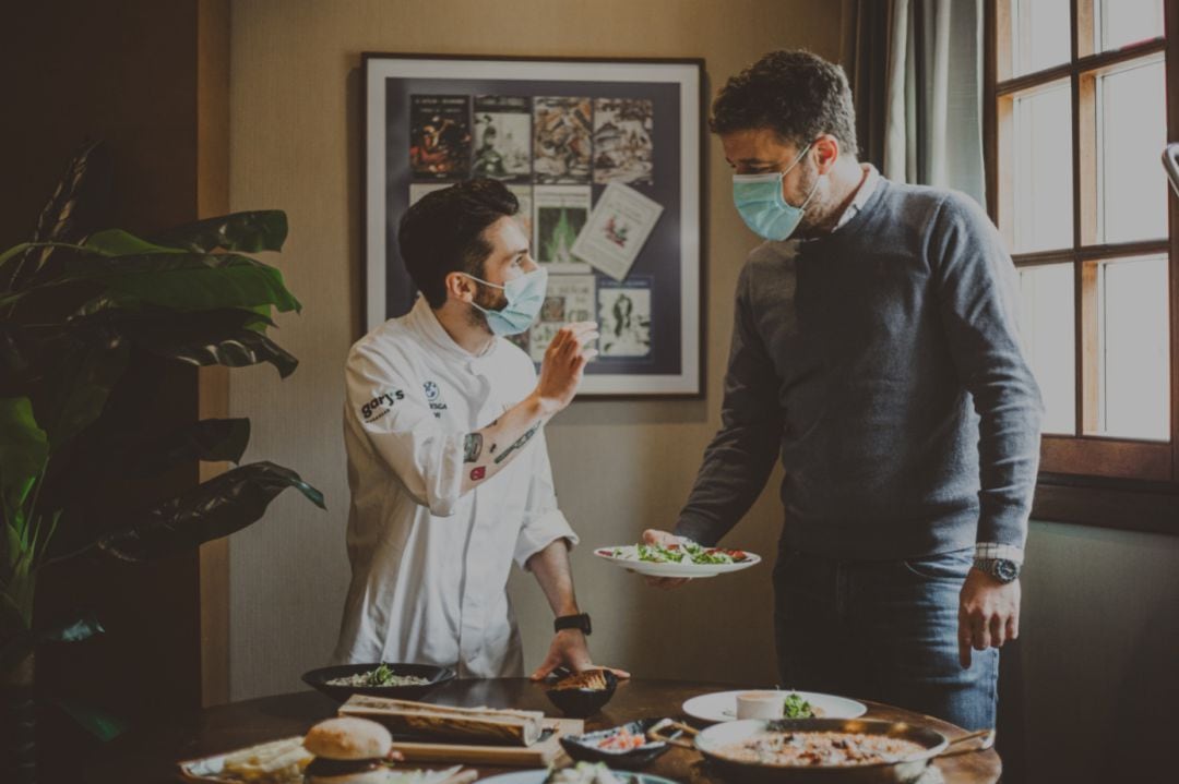 El chef Samuel Naveira junto al director del Grupo Aroi, Álvaro Álvarez