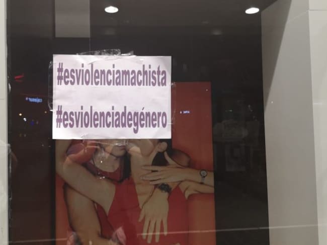 Cartel en un escaparate del centro.