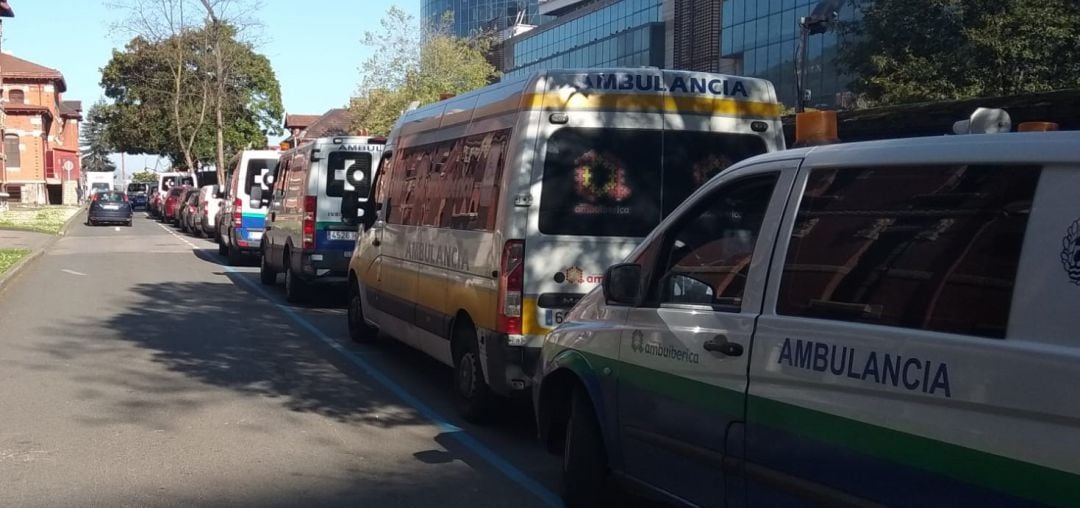 La fila de ambulancias sin actividad se apilaba el pasado martes en el Hospital de Basurto.