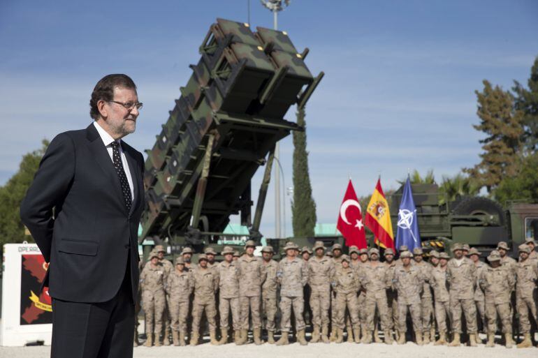 Fotografía facilitada por Presidencia del Gobierno, del presidente del Ejecutivo, Mariano Rajoy, durante Adana, la visita que realizó el día 15 al contingente de 150 militares españoles encargados de una batería de misiles Patriot destacada en la base tur