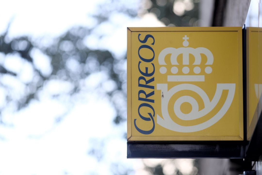 Cartel de Correos en lo alto de una oficina de Madrid.