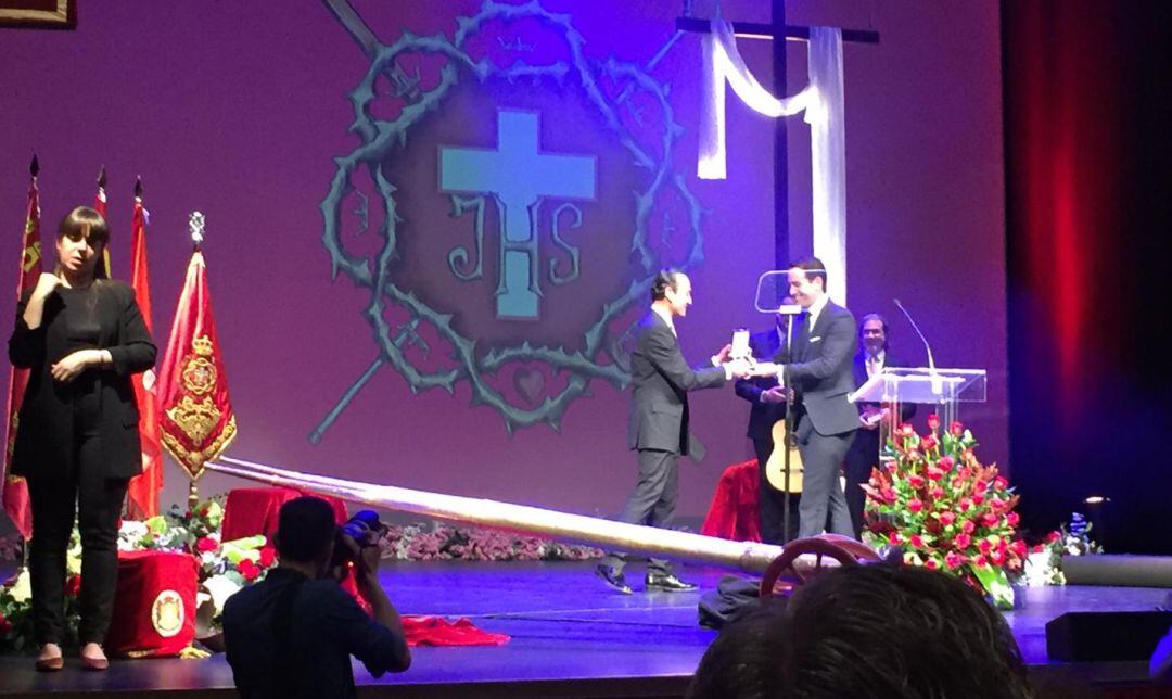 Teodoro García entrega a Ramón Sánchez-Parra, presidente del Cabildo Superior de Cofradías de Murcia, su medalla del Congreso de los Diputados