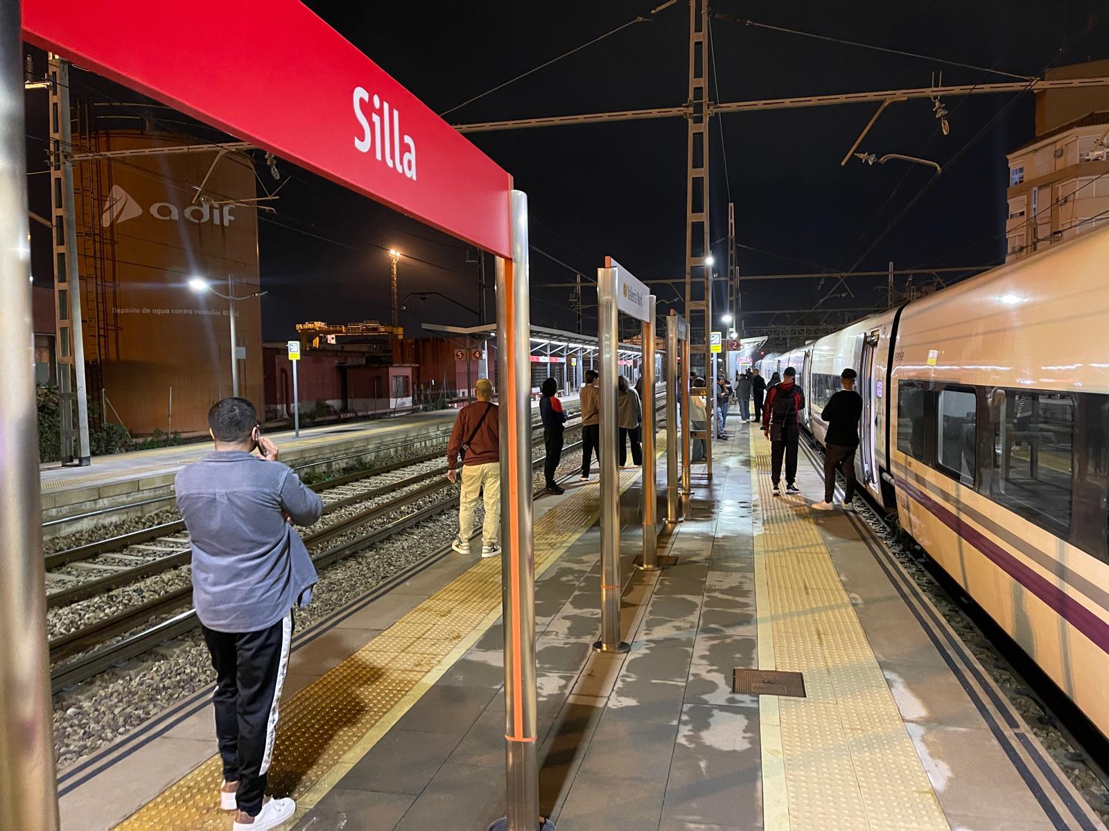 Pasajeros de un tren parado el 29 de octubre en la estación de Silla