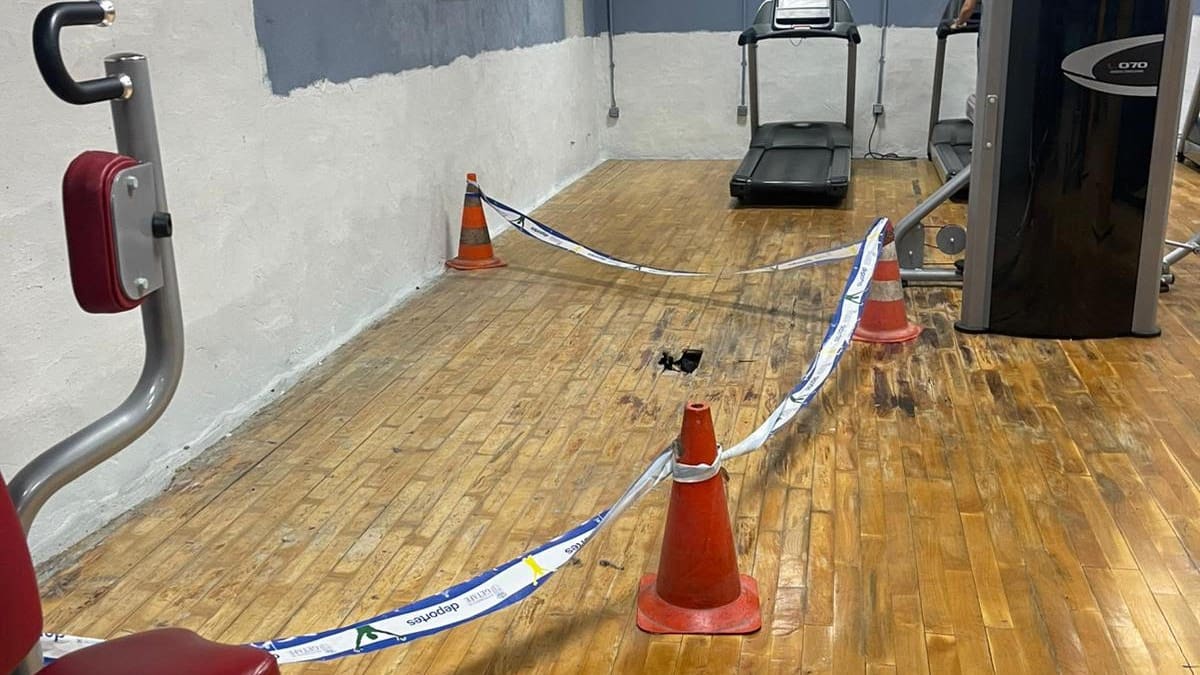 Antonio José Mesa, portavoz del PP de Getafe, y Javier Santos, concejal de Deportes, dan su versión del estado del polideportivo de La Alhóndiga