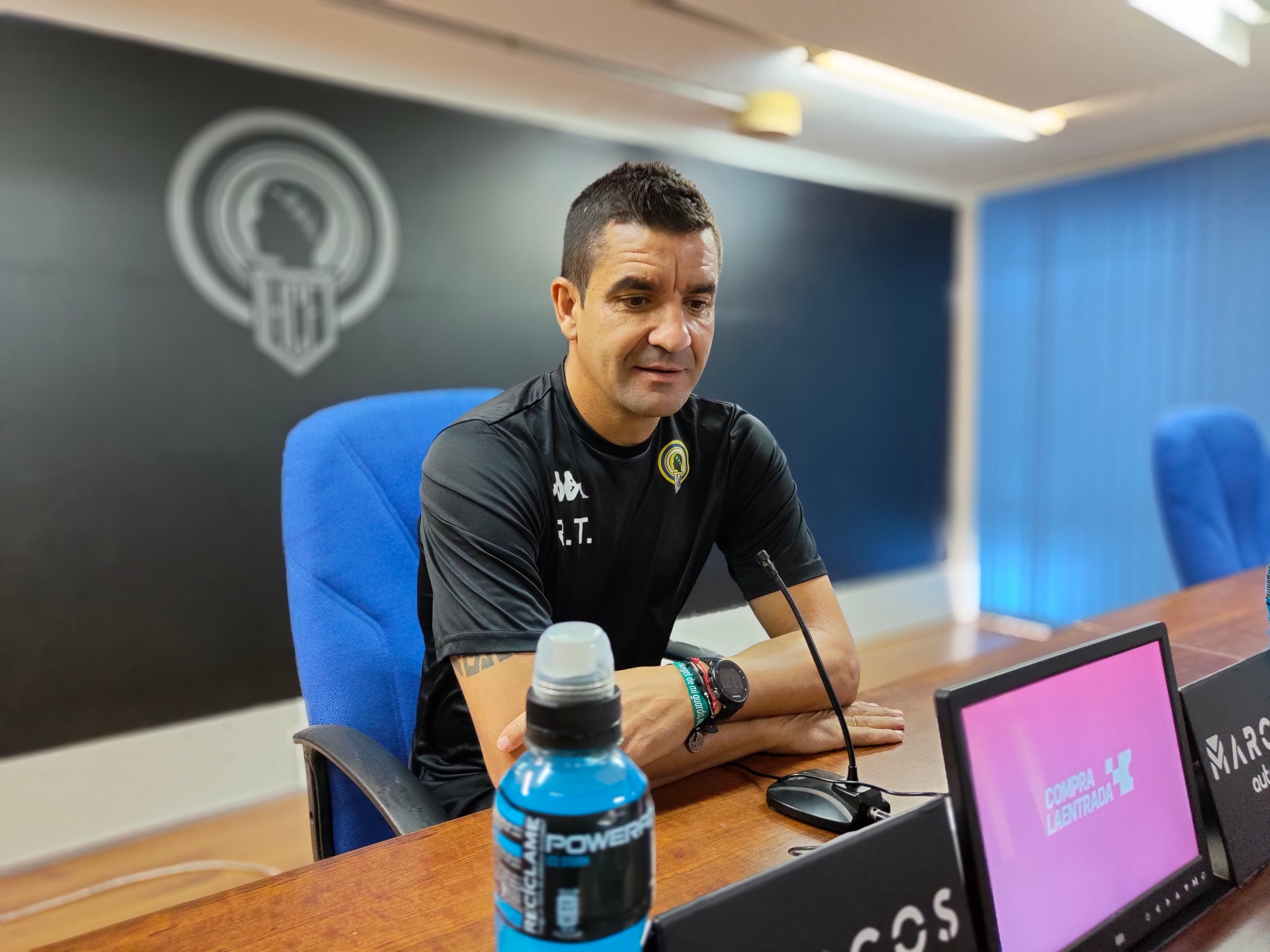 Rubén Torrecilla, entrenador del Hércules, en la sala de prensa del Rico Pérez