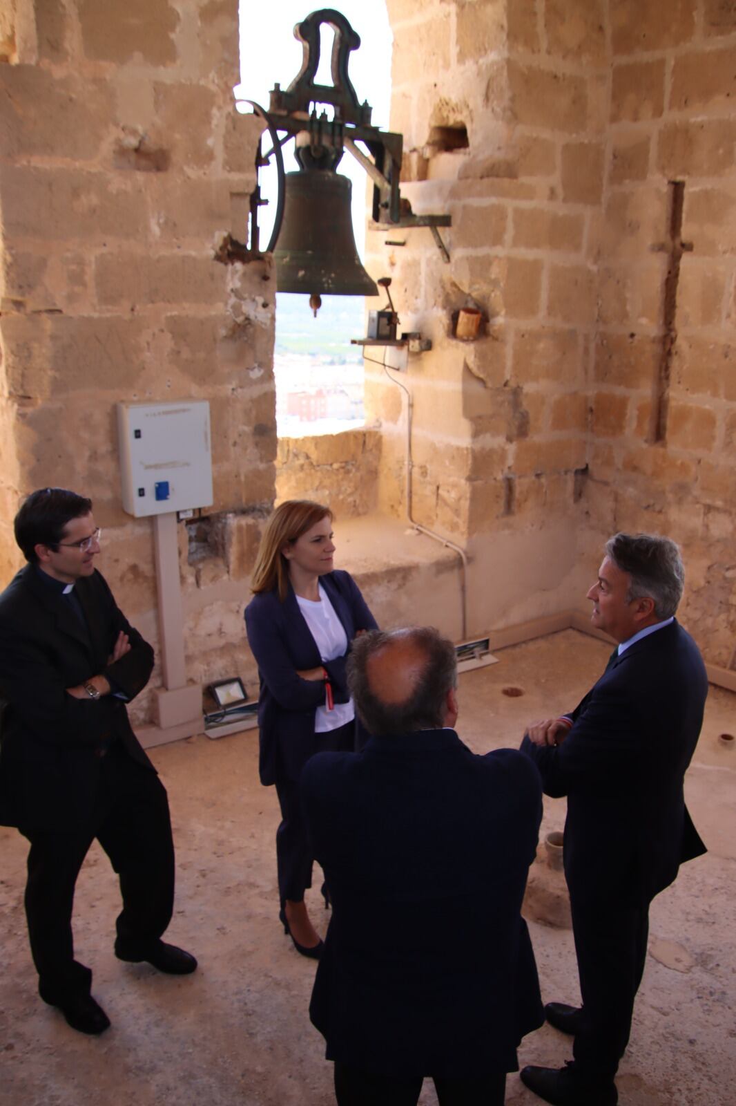 La delegada del Gobierno en la Comunitat Valenciana, Pilar Bernabé en la iglesia de Sant Bertomeu.