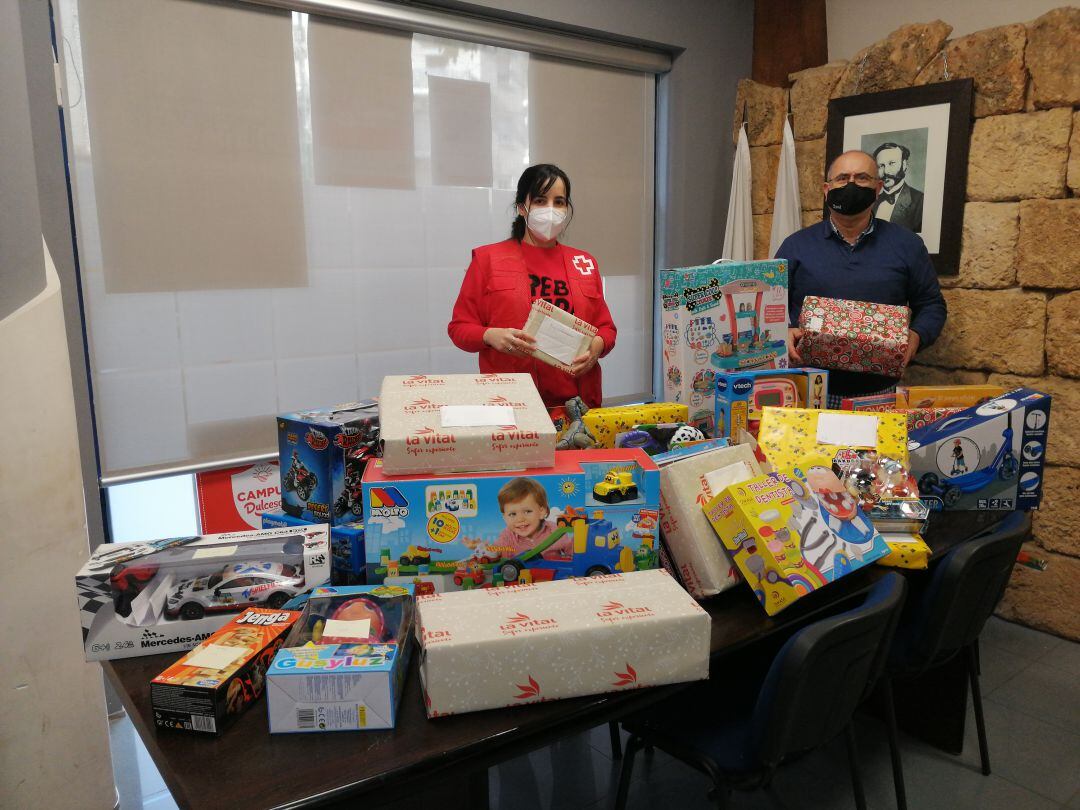 Acción solidaria en el Centro Comercial de La Vital con juguetes para niños en riesgo de exclusión social 