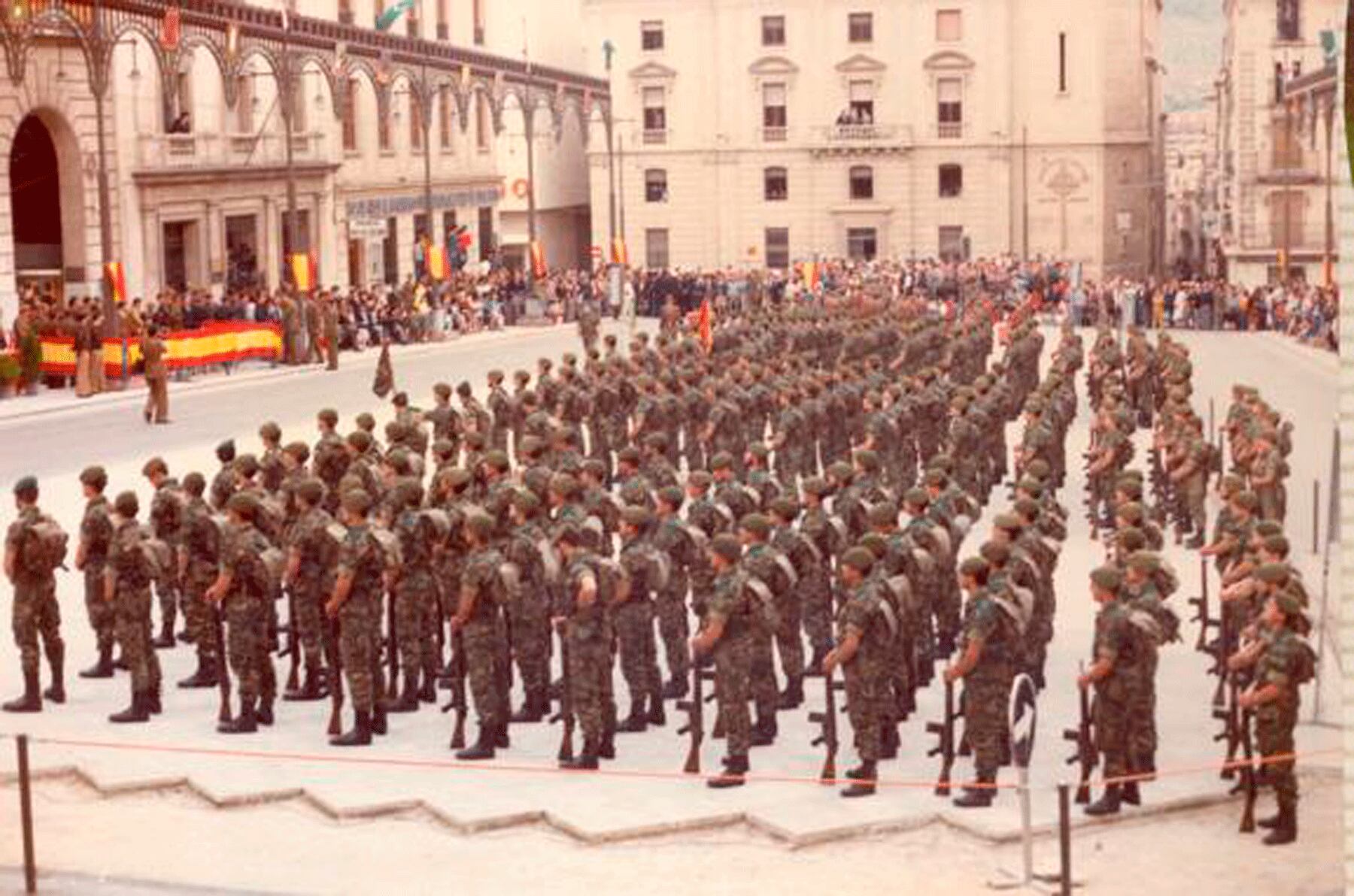 Parada militar en la plaza de España a mediados de los años 80