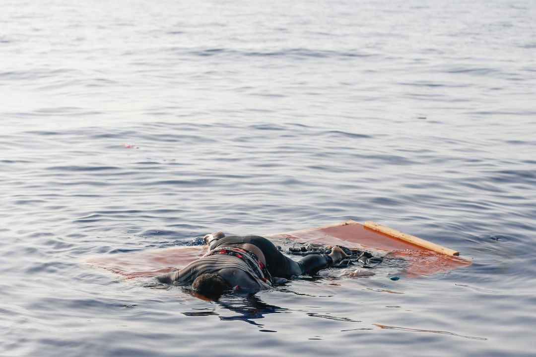 El cuerpo de una mujer, flotando sobre un trozo de madera, mientras miembros de Open Arms llevaban a cabo un rescate a unas 85 millas de la costa libia, en julio de 2018.