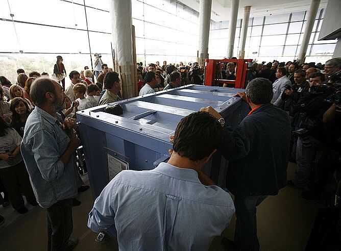 La primera caja ha llevado hasta el Nuevo Museo de la Acrópolis un friso de la cara norte del Partenón, que representa una procesión de las Panateneas