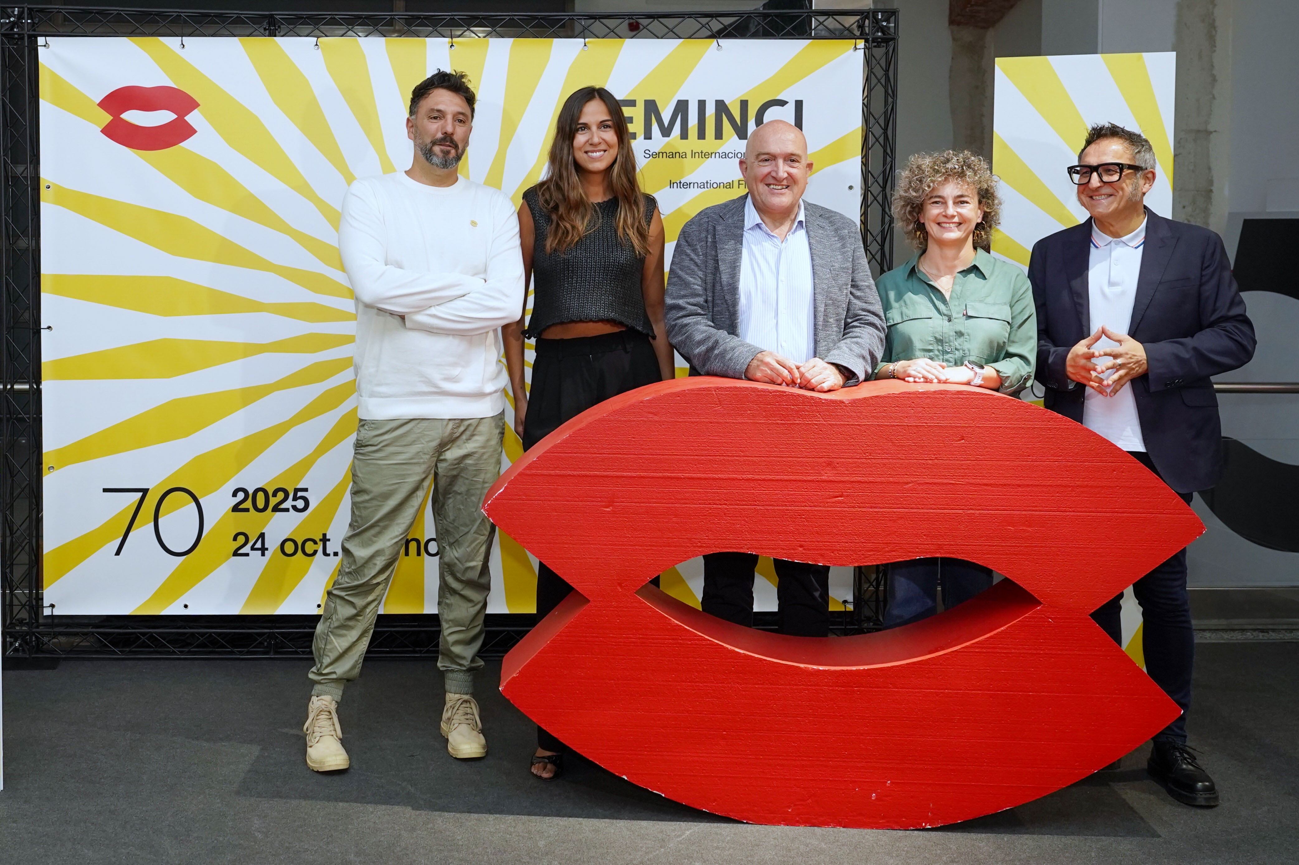 VALLADOLID, 04/09/2025.- El director del festival, José Luis Cienfuegos (d), posa junto al alcalde de Valladolid, Jesús Julio Carnero (c), entre oros, durante la presentación de la nueva imagen de la SEMINCI, que se estrenará en la próxima edición del certamen, este jueves en Valladolid. EFE/Nacho Gallego