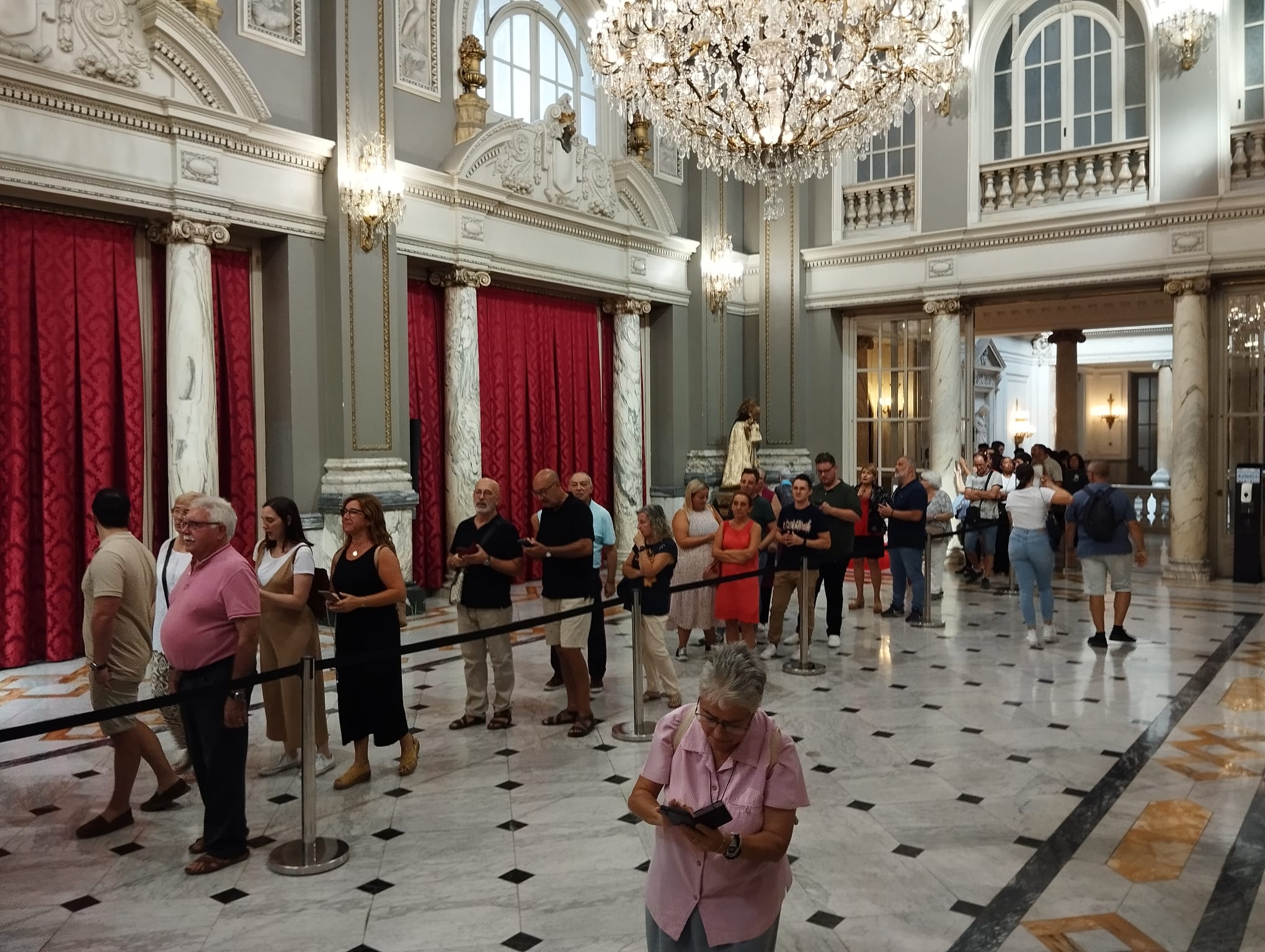 Colas en el salón de cristal del Ayuntamiento de València para visitar la Senyera.