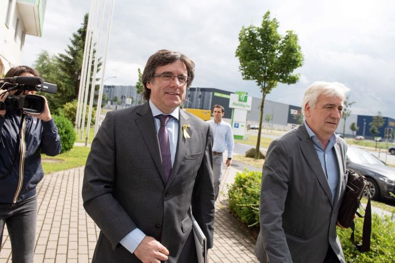 l expresidente de la Generalitat, Carles Puigdemont (c), llega a una reunión con el presidente de la Generalitat, Quim Torra (fuera de la imagen), en un hotel de Berlín