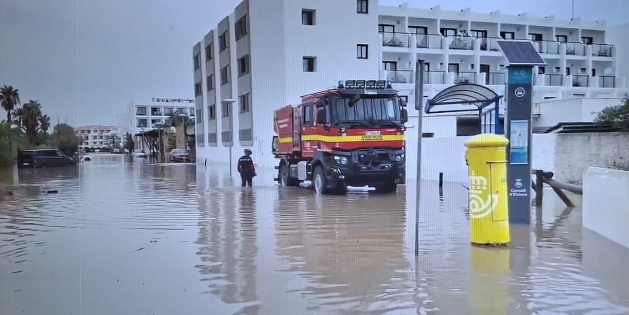 Efectivos del UME trabajando en una de las zonas inundadas