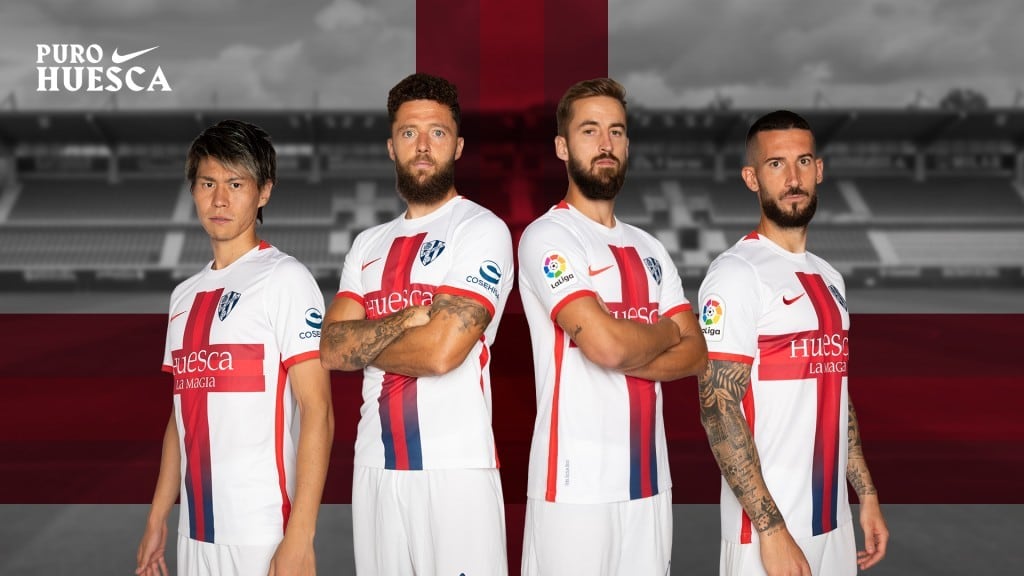 Los jugadores de la SD Huesca con la camiseta de la 2ª equipación con la cruz de San Jorge