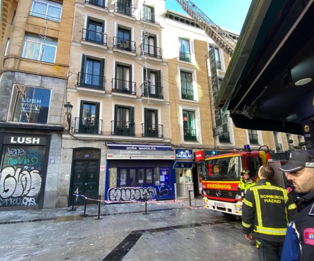 Imagen de la fachada de la administración Doña Manolita donde se ha caído parte de la cornisa