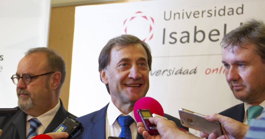 El rector de la Isabel I, Alberto Gómez Barahona, entre el consejero de Educación, Fernando Rey (izda) y el alcalde de Burgos, Javier Lacalle