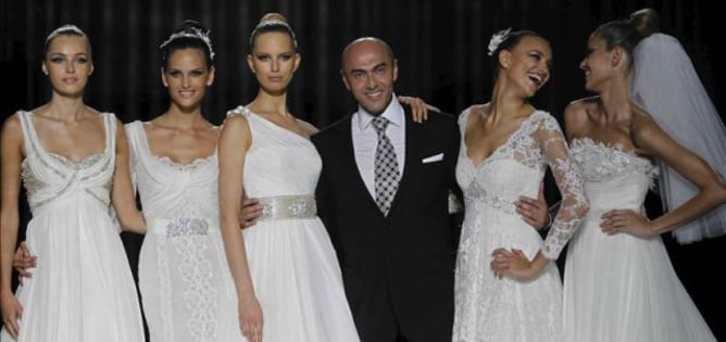 El diseñador de moda catalán Manuel Mota, en una foto de archivo tras presentar una de sus colecciones para Pronovias