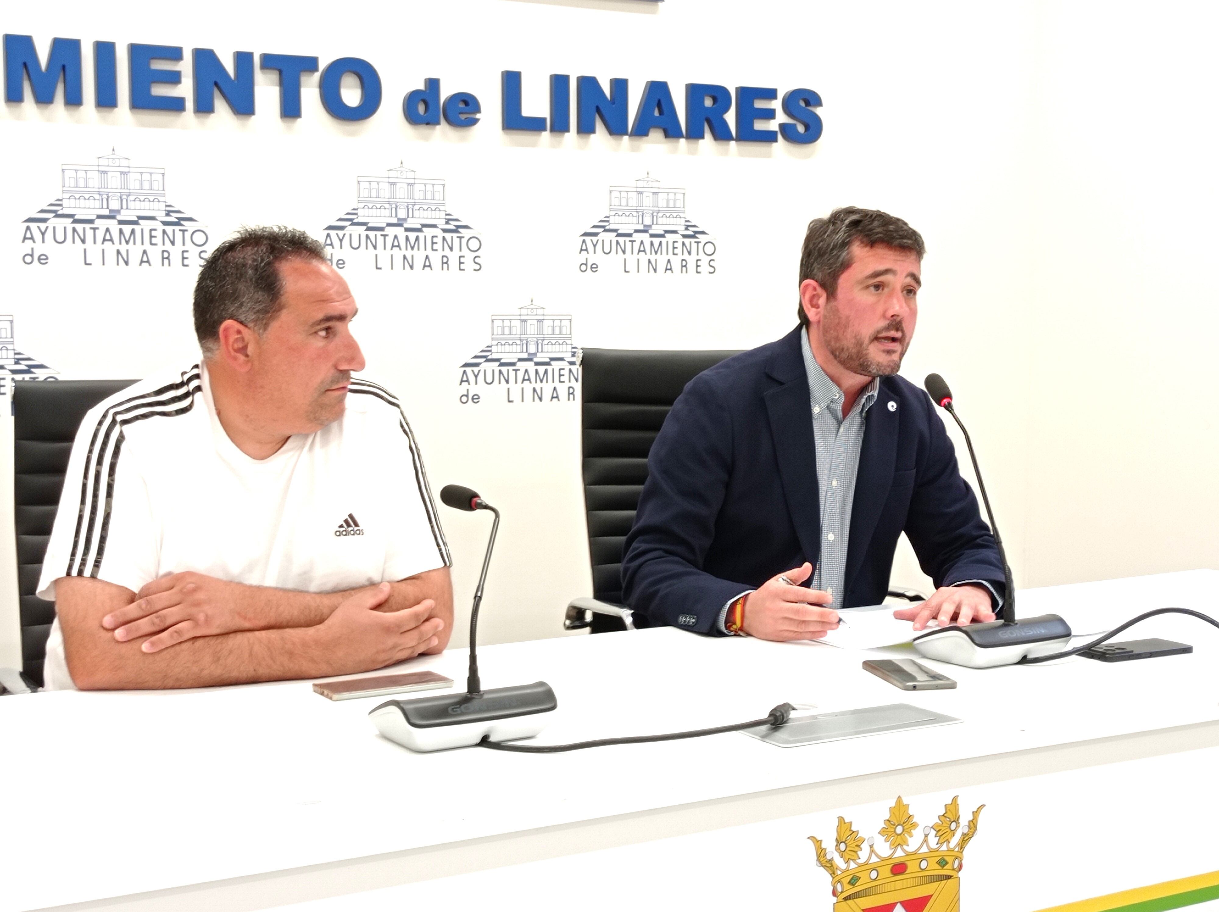 Felipe Jiménez y Antonio Luis Hervás, en la sala de prensa del Ayuntamiento de Linares.