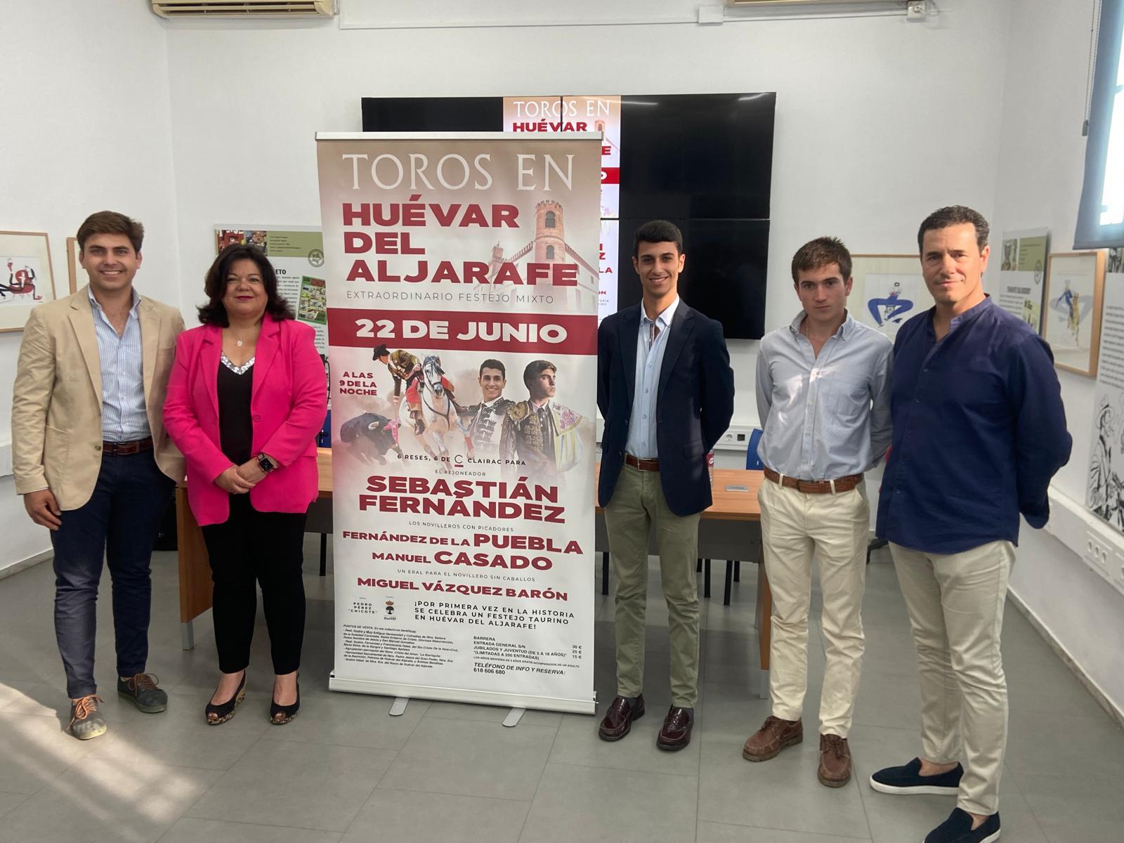 La alcaldesa de Huévar, María Eugenia Moreno, ha presidido la presentación del primer cartel taurino en la historia de su pueblo