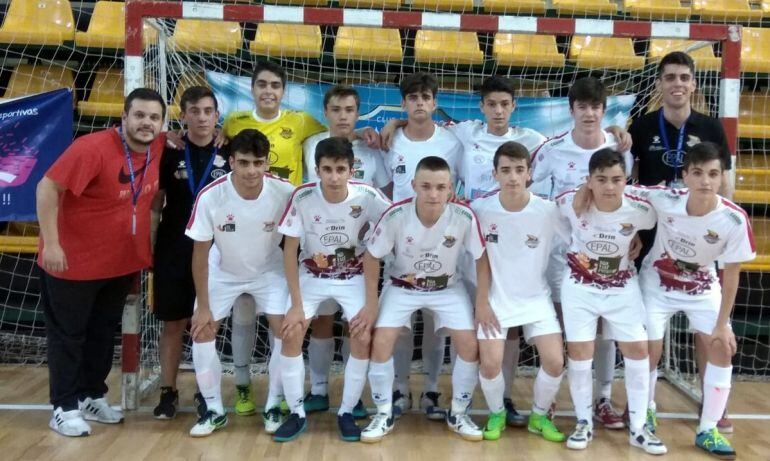 Rafa Arenas, Dtor. Deportivo del Nueva Elda F. S., acompañó a los canteranos