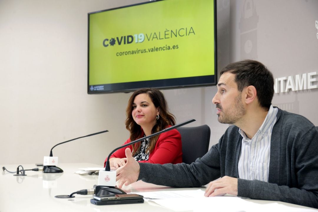 El vicealcalde de València, Sergi Campillo, y la vicealcaldesa Sandra Gómez, en la rueda de prensa posterior a la Junta de Gobierno Local del Ayuntamiento de València