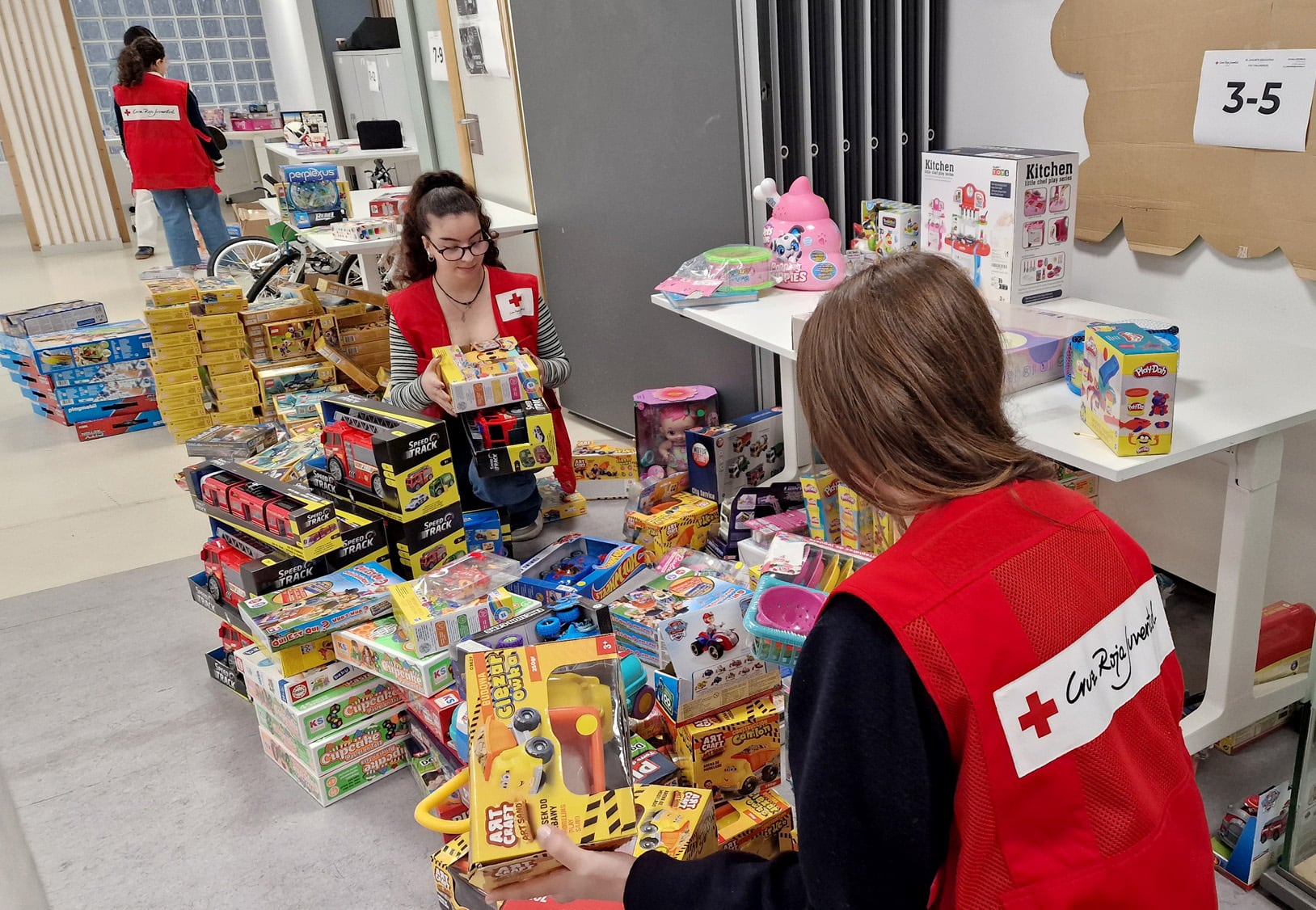 Cruz Roja Juventud entrega más de 800 juguetes para niños y niñas en la provincia vallisoletana