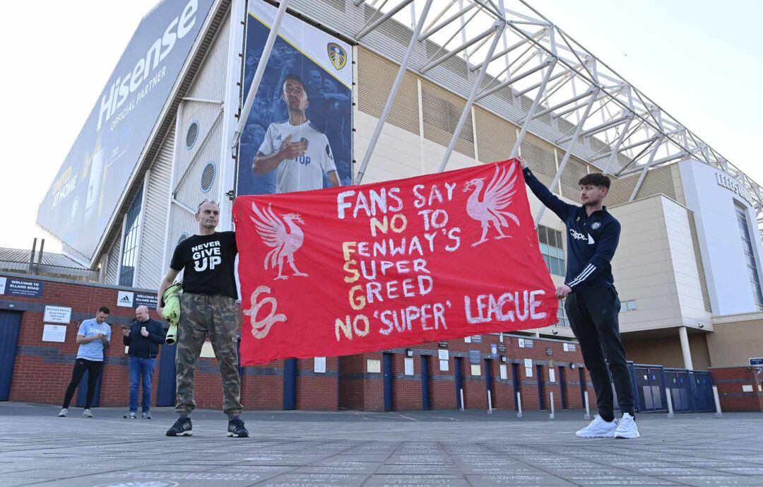 Aficionados del Liverpool muestran una pancarta contra la Superliga,