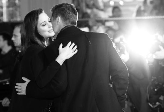 Saludo entre Cotillard y Brad Pitt durante la premiere