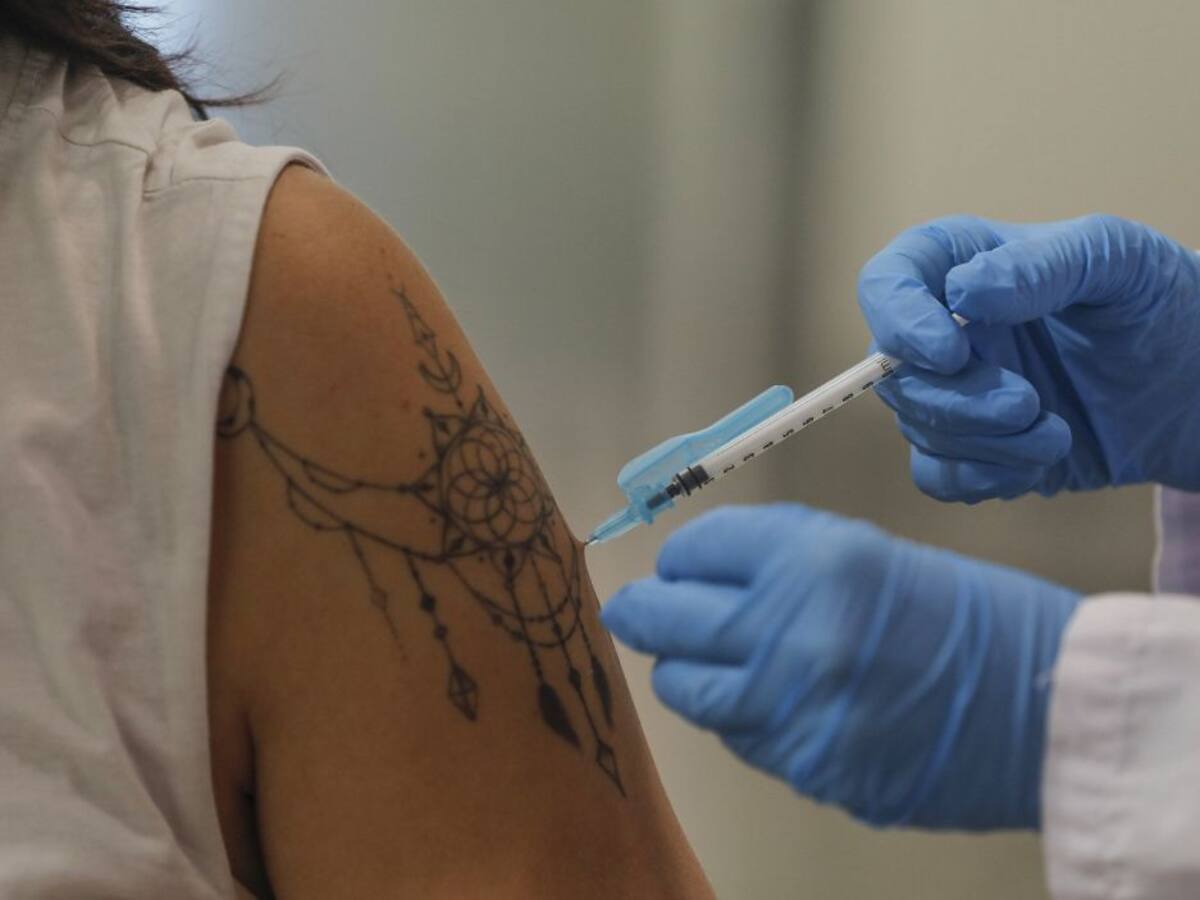 Euskadi vuelve a sumar 1.576 nuevos contagios, 884 jóvenes de 10 a 29 años, y sube la incidencia a 870 casos