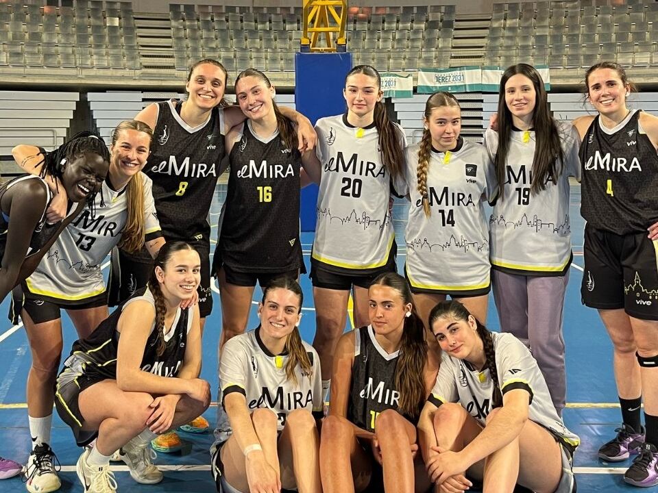 Jugadoras del UB Jerez sobre la cancha del Palacio