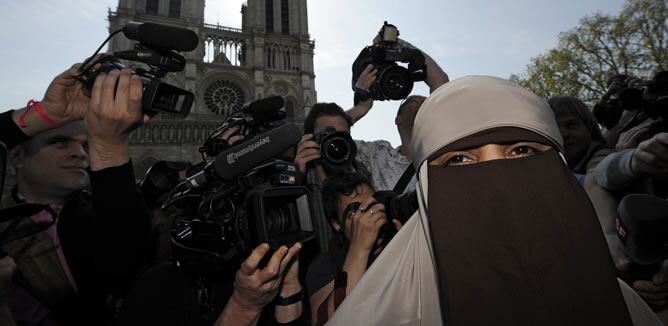 Kenza Drider, que porta el niqab, ha llegado a París con la intención de participar en la manifestación contra el burka