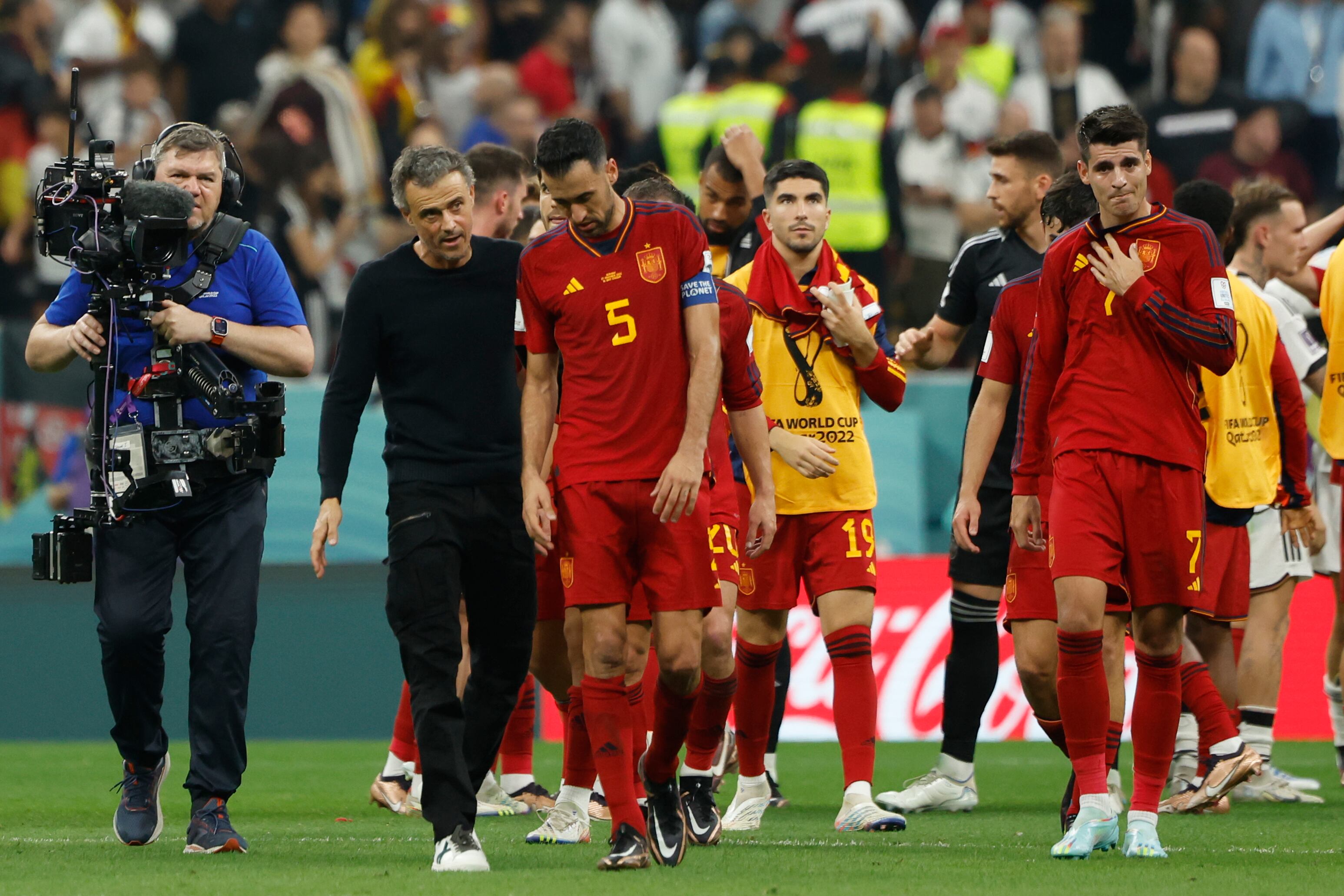 Luis Enrique con Sergio Busquets tras el España-Alemania