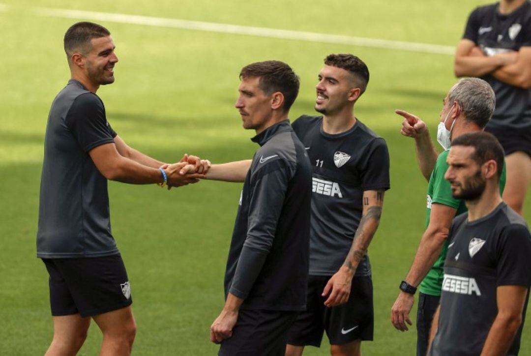 Alexander González saluda a Joaquín en un entrenamiento