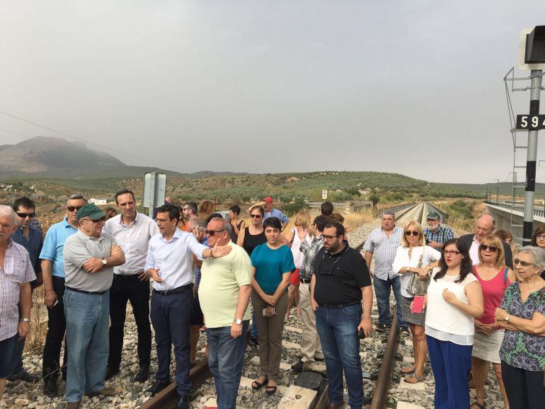 La Mesa del Ferrocarril, durante su protesta en el tramo de AVE bloqueado en Loja.