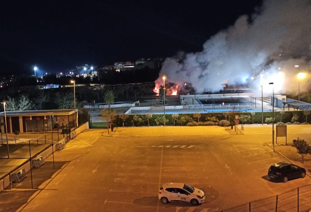 Incendio en los setos del Complejo de Piscinas Municipal de Úbeda