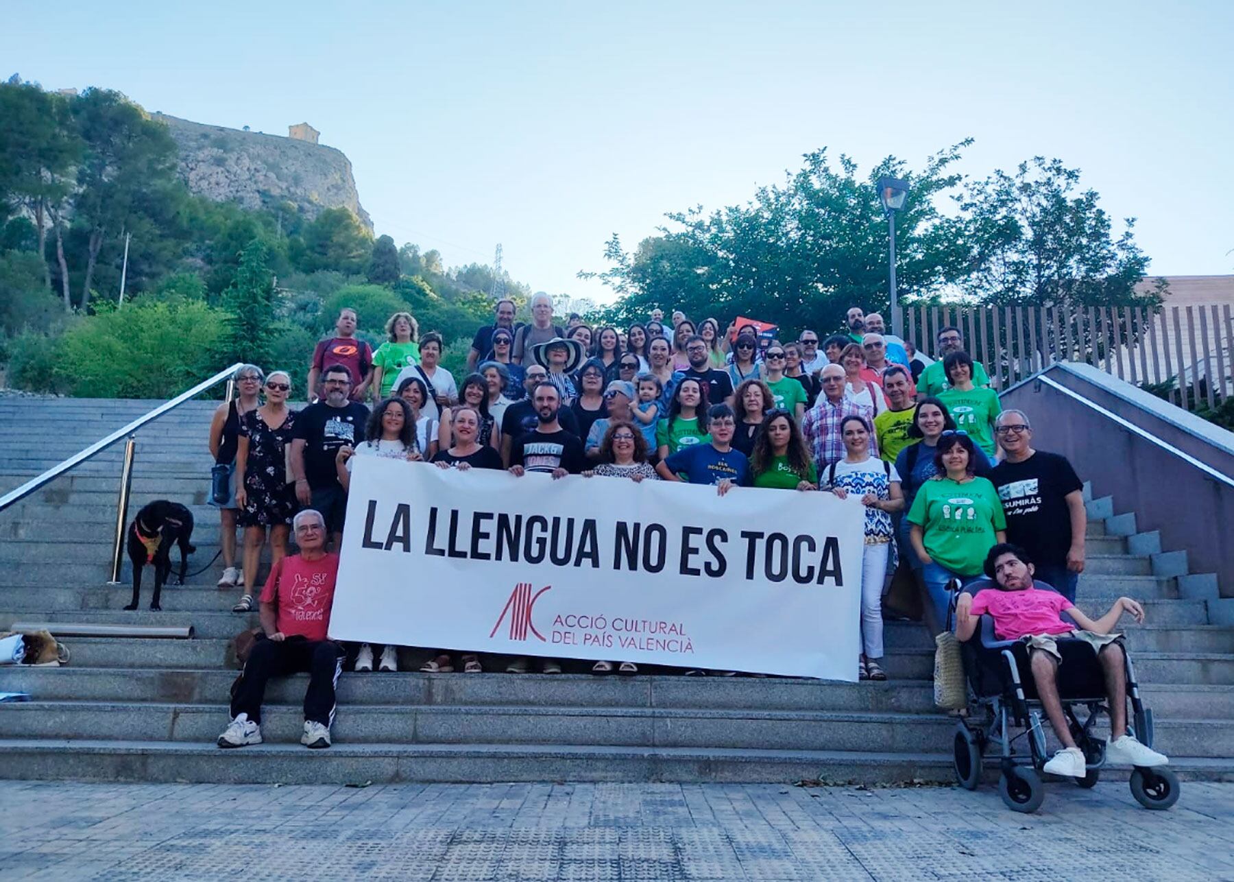 La protesta que va tindre lloc a les escales de la biblioteca municipal de Cocentaina