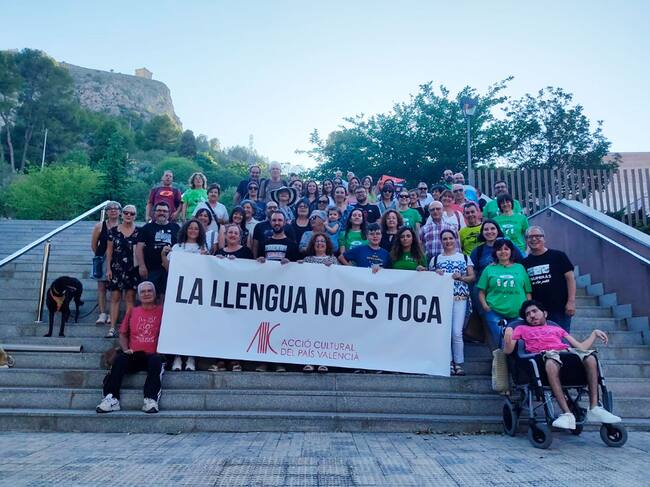 La protesta que va tindre lloc a les escales de la biblioteca municipal de Cocentaina
