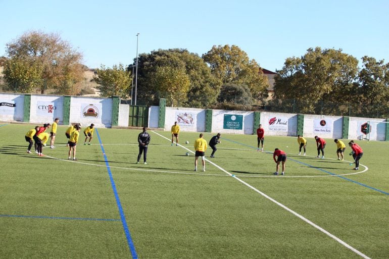 Primer entrenamiento dirigido por Jordi Fabregat, nuevo míster del Guijuelo. Imagen de @clubdepguijuelo.