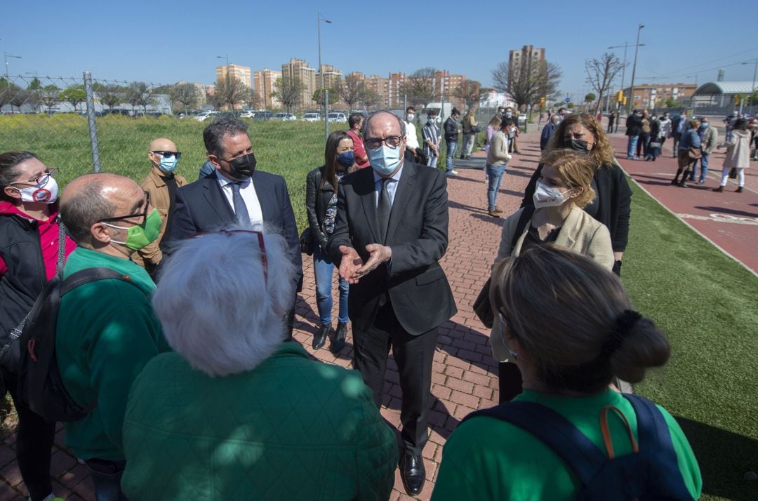 El candidato socialista a la Presidencia de la Comunidad de Madrid, Ángel Gabilondo (centro), junto al alcalde de Parla, Ramón Jurado (i), durante una visita a la localidad.