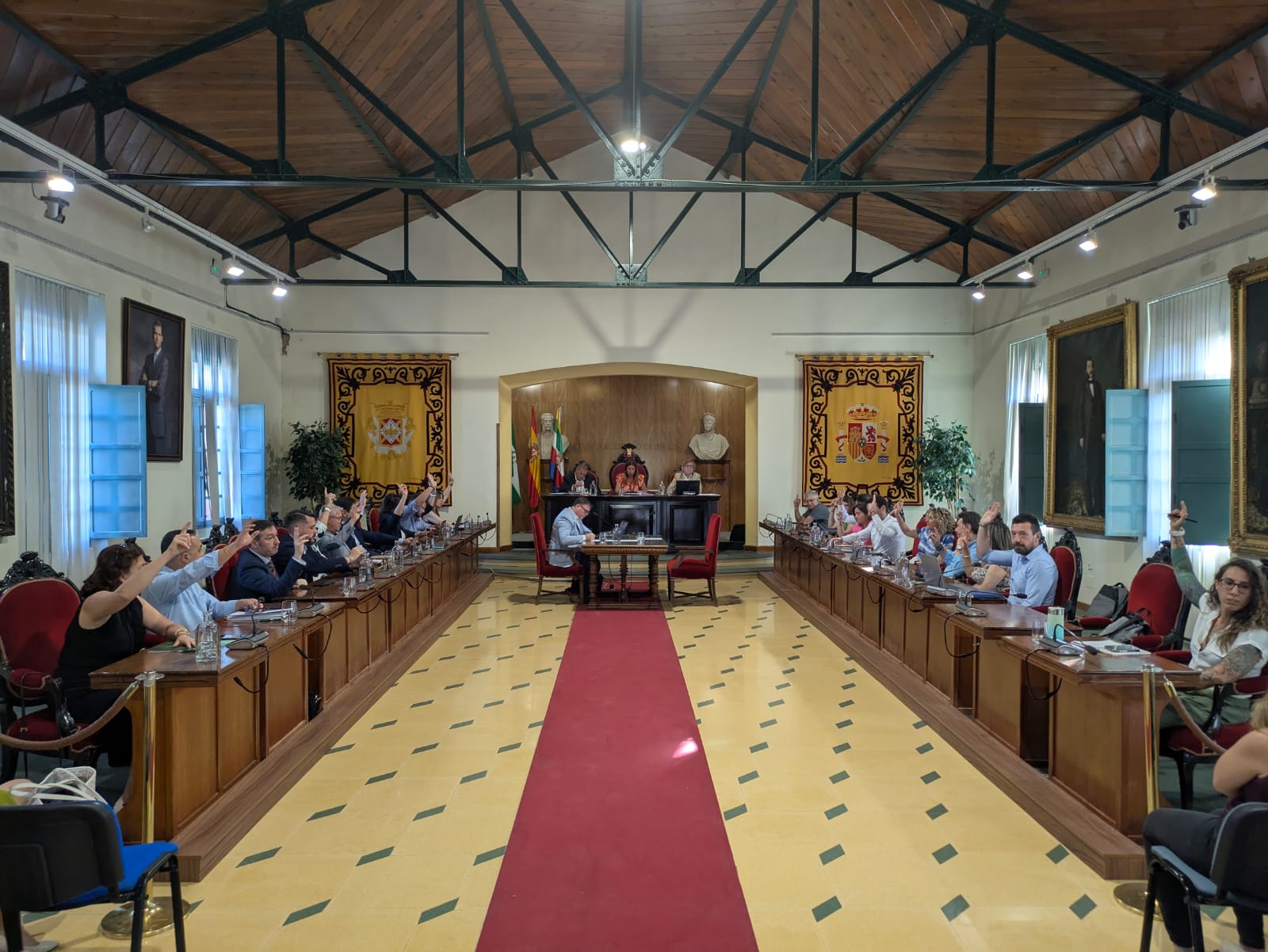 Pleno en Linares de apoyo a la UJA.