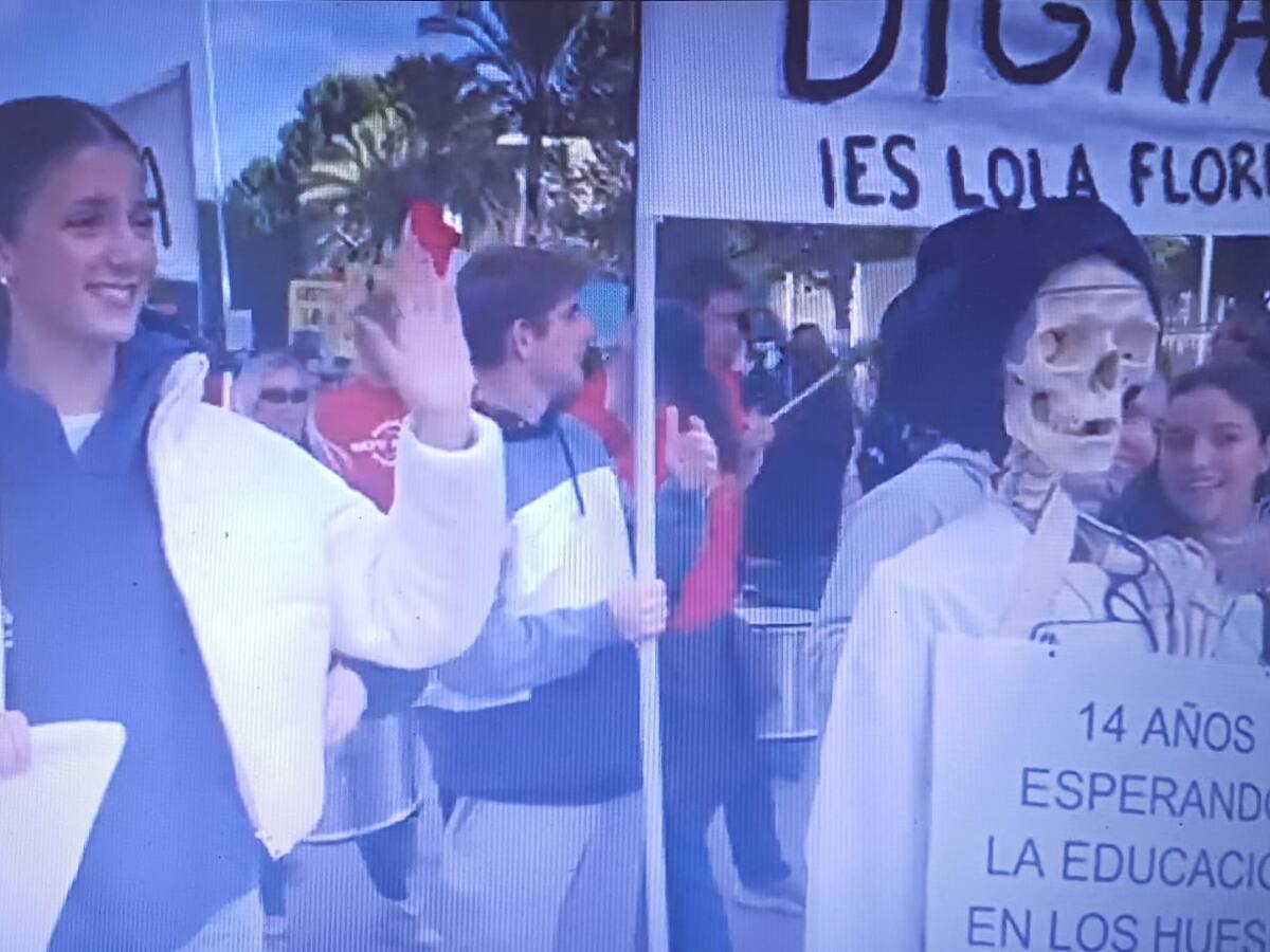 Los alumnos del IES Lola Flores llevan “14 años esperando, la educación en los huesos”