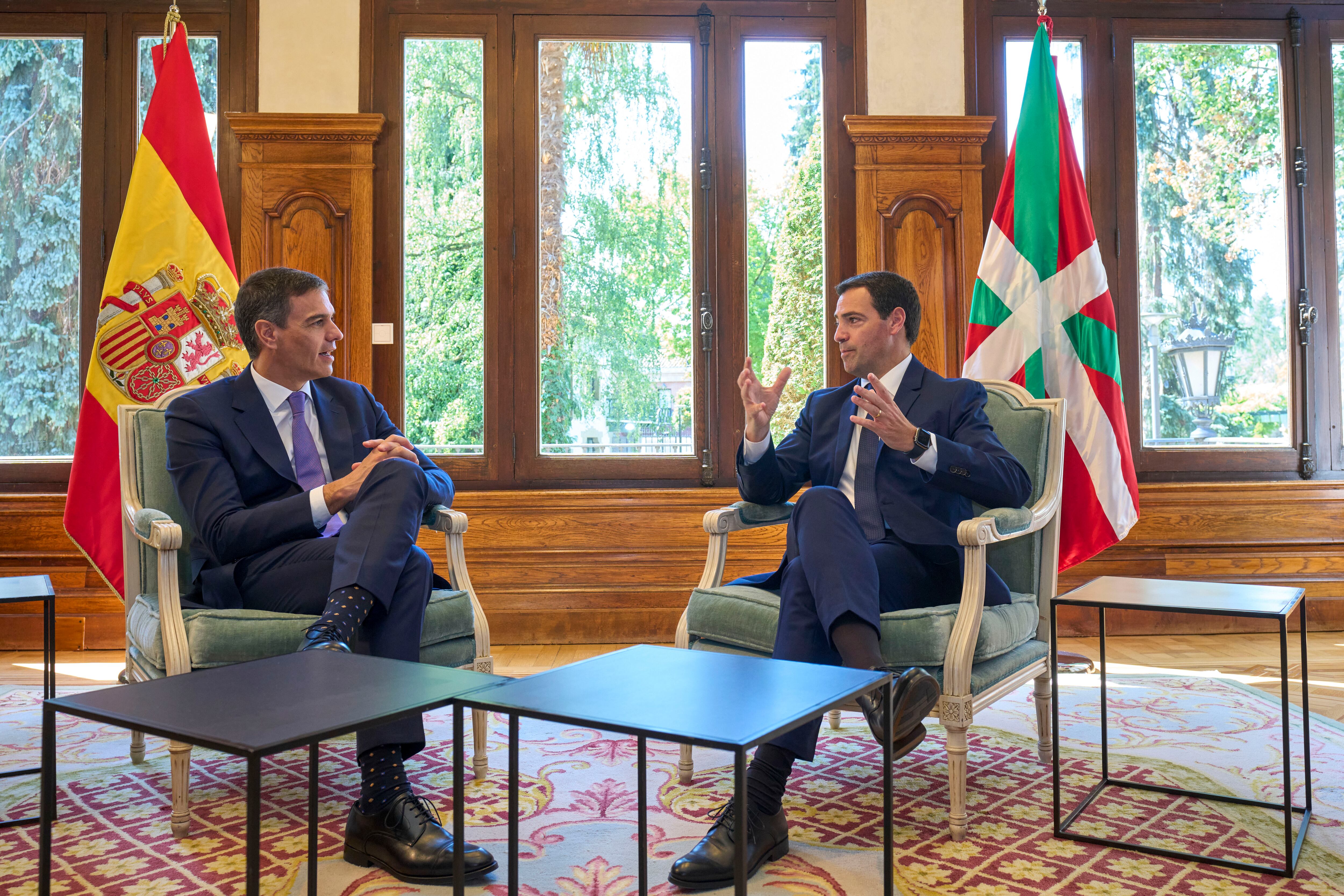 VITORIA, 26/07/2024.- El presidente del Gobierno, Pedro Sánchez (i) y el lehendakari, Imanol Pradales, durante el encuentro que han mantenido este viernes en el Palacio de Ajuria Enea, en Vitoria. EFE/ ADRIÁN RUIZ HIERRO
